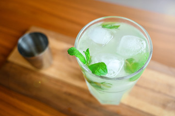selective focus, ingredient, homemade, liquor, glassware, rustic, copy space, infused, tropical, vacation, soda, herb, leaf, tasty, board, freshness, nobody, cool, cubes, slice, spearmint, cuban
