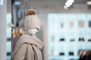 Manekin wystawienniczy w sklepie odzieżowym © arnoldes