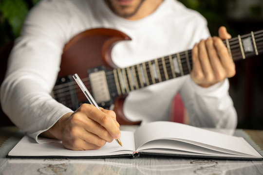 Un guitarrista empieza a componer una canci&oacute;n