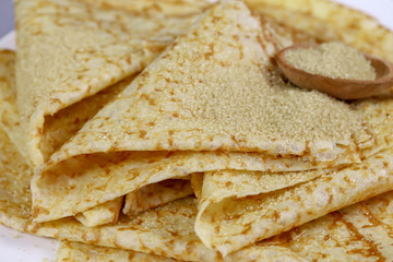 crêpes bretonnes sur une table