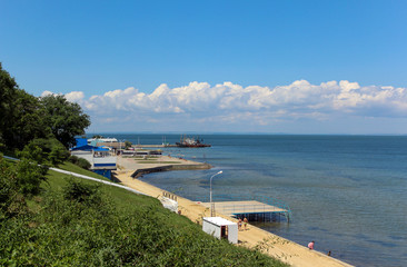 Obraz premium Sandy shore of the beautiful sea on vacation