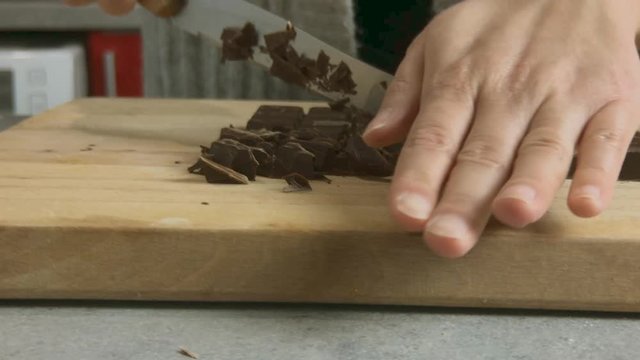 Coupage de tablette de chocolat (  frontal) 