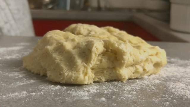 p&eacute;pites de chocolat qui tombe sur p&acirc;te &agrave; brioche