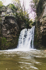 Cascade de la Venoge à l’automne (Canton de Vaud, Suisse)