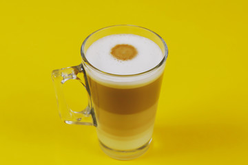 tasse de cappuccino sur un fond jaune