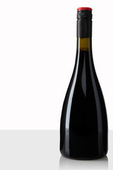 Botella de Vino tinto con fondo blanco