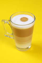 tasse de cappuccino sur un fond jaune