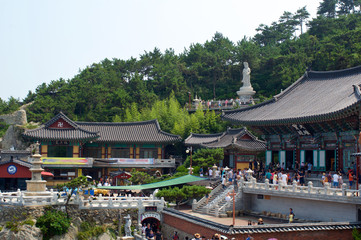 Obraz premium Buddhist temple in Busan in summer