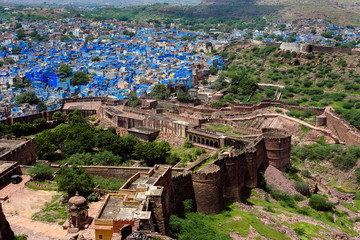 Obraz premium Jodhpur, view of blue city and Mehrangarh fort 