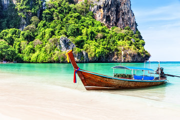 Plakat Thai traditional wooden longtail boat and beautiful sand beach.