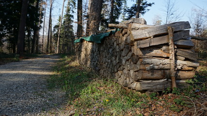 Holz gespalten gestapelt