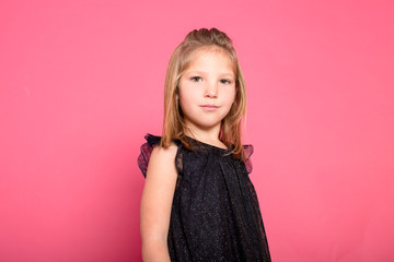 retrato niña feliz estudio fondo rosa