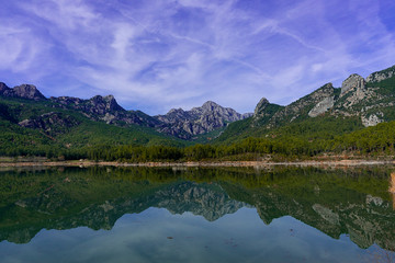 laguna verde entre monta&ntilde;as con cielo azul