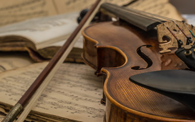 Fototapeta na wymiar Violin over music sheet