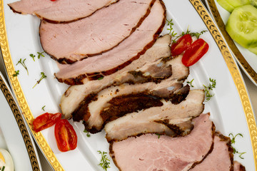 Selekcja wędlin na białym talerzu