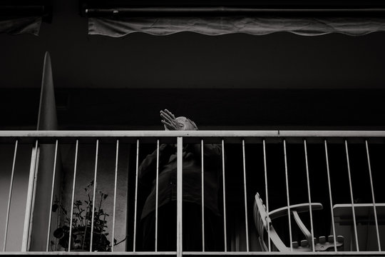 La France applaudit le personnel soignant face au Covid-19