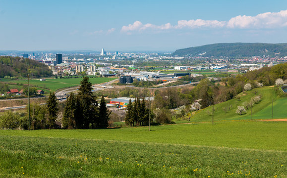 Blick auf Basel von Kaiseraugst in Richtung Deutschland un Frankreich im Dreil&auml;ndereck mit Skyline und Schwarzwald und Vogesen