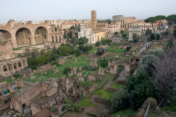 Vista a ruinas de ciudad histórica desde las alturas