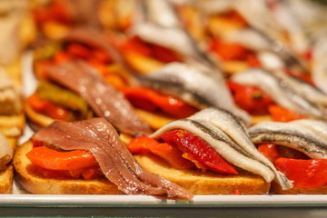 Presentation of food in small quantities, type lid, ready to consume. Fish product.