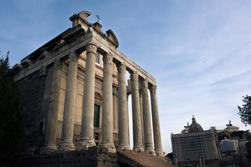 Fototapeta na wymiar Vista a ruinas de templo romano con ciudad y cielo de fondo