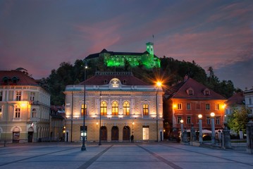 Naklejka premium The imposing Ljubljana Castle overlooking the capital of Slovenia