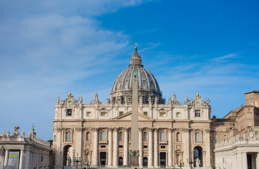 Naklejka premium Vista frontal palacio del vaticano iglesia de san pedro