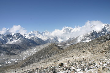 Fototapeta premium Trekkers in the everest Base Camp Trek, Nepal