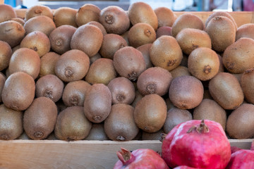 Fresh kiwi fruits in a box. Large fruits. Selling a crop in the market. Natural, healthy, vitamin-rich foods. Food for health.