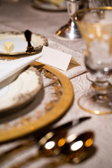 Obraz na płótnie Canvas Elegany high end diner setup with golden cutlery