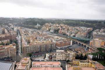vista ciudad de roma desde las alturas en día de invierno