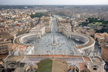 Fototapeta na wymiar vista simétrica entrada del vaticano y ciudad de roma de fondo