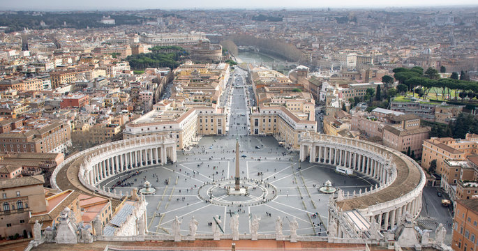 vista sim&eacute;trica entrada del vaticano y ciudad de roma de fondo