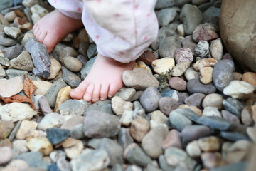 Kinderfüsse auf runden Steinen