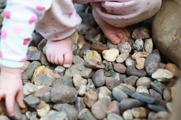 Kinderfüsse auf runden Steinen