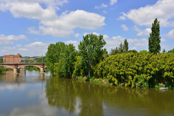 Ancien moulin sur l'Aveyron à l'entrée d'Albias (82350), département du Tarn-et-Garonne en région Occitanie, France