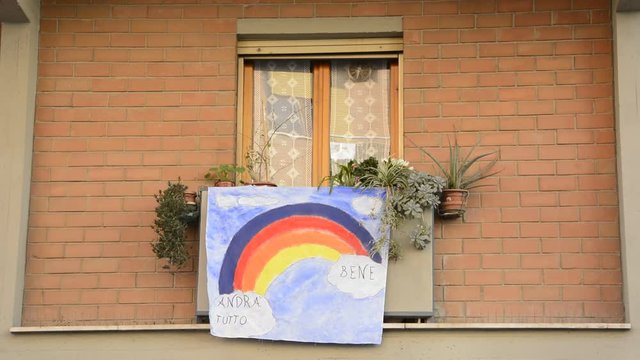 arcobaleno bandiera andr&agrave; tutto bene