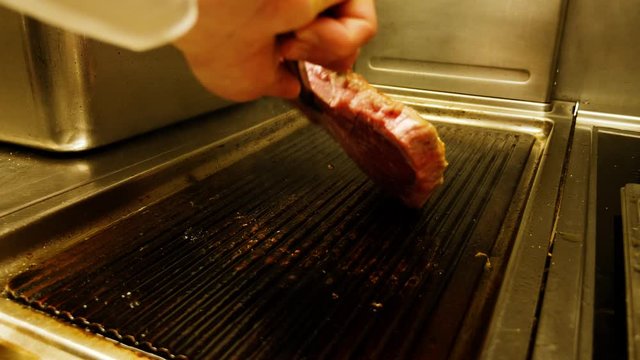 Piastra in cucina con bistecca fiorentina