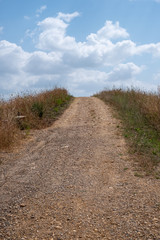 Obraz premium road on a hill and blue sky