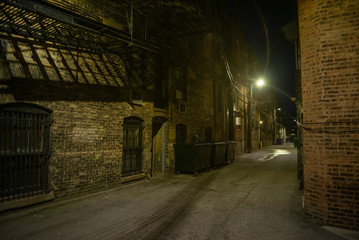 Fototapeta premium Ciemna i upiorna miejska aleja nocą