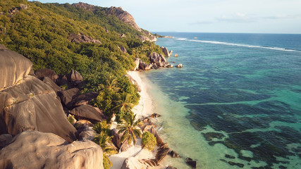 La plage La Source d'argent aux Seychelles, photo de drone