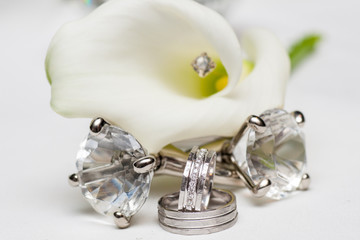 Close-up of two Wedding rings and the wedding bouquet of beautiful white Zantedeschia aethiopica or callas on a weddings day 