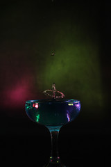 カクテルグラスの中のスプラッシュ