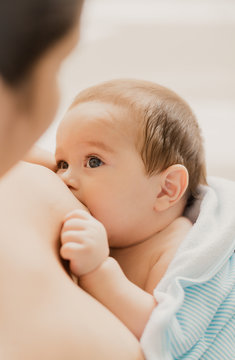 Bebe de seis meses con lactancia materna exclusiva