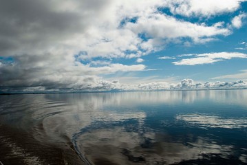 Reflejos sobre el agua, nubes en el río