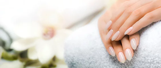 Photo sur Plexiglas Salon de manucure Ongles manucurés et bannière large pour la peau des mains douces. Traitement de beauté.