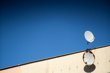 Terrestrial antenna for receiving digital television programs.