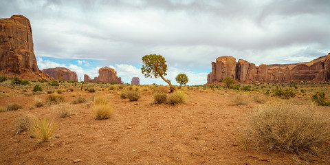 the scenic drive in the monument valley, usa