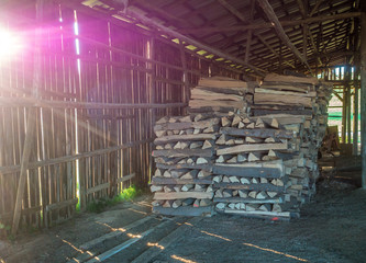 Brennholzlager in Scheune