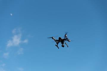Fototapeta na wymiar Dron en vuelo