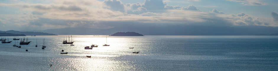 Florianopolis  e vista panorâmica do pôr-do-sol na Praia da Cachoeira do Bom Jesus,...
